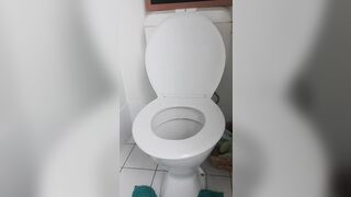 Showing off my ass while I take a runny ????